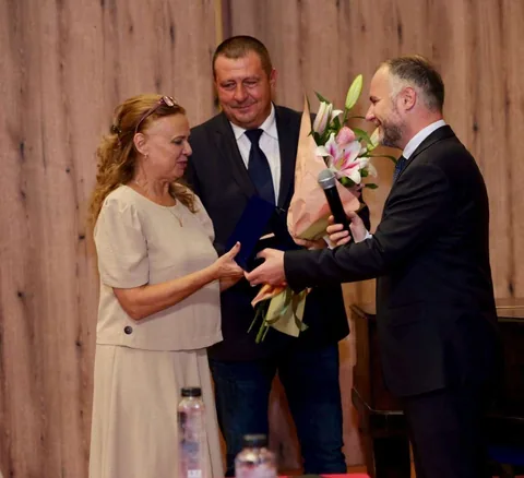 Întâlnirea cu directorii de școli și profesorii pensionari, fotografie de pe pagina lui Dragoș Bogdan