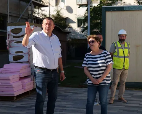 Vizită pe teren înainte de începerea anului școlar, din albumul public al lui Dragoș Bogdan