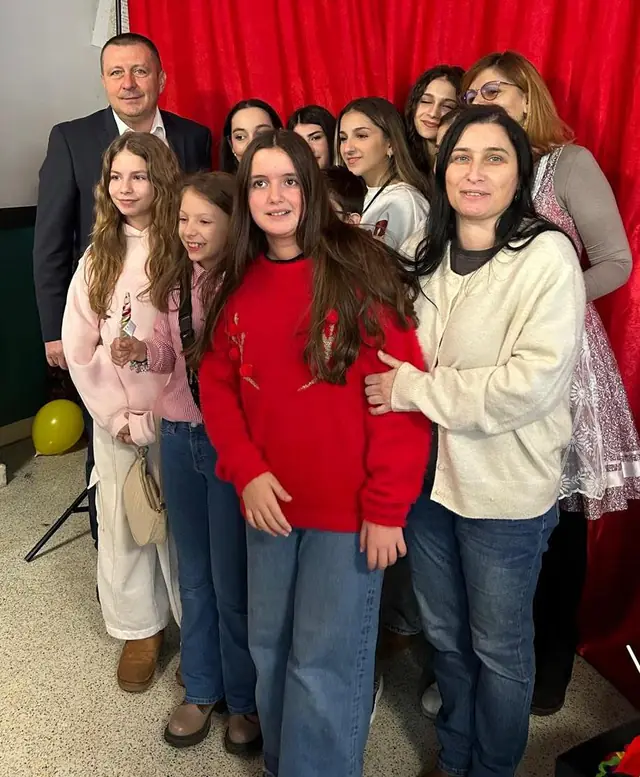 Dragoș Bogdan alături de participanți la evenimentul de la Colegiul George Coșbuc
