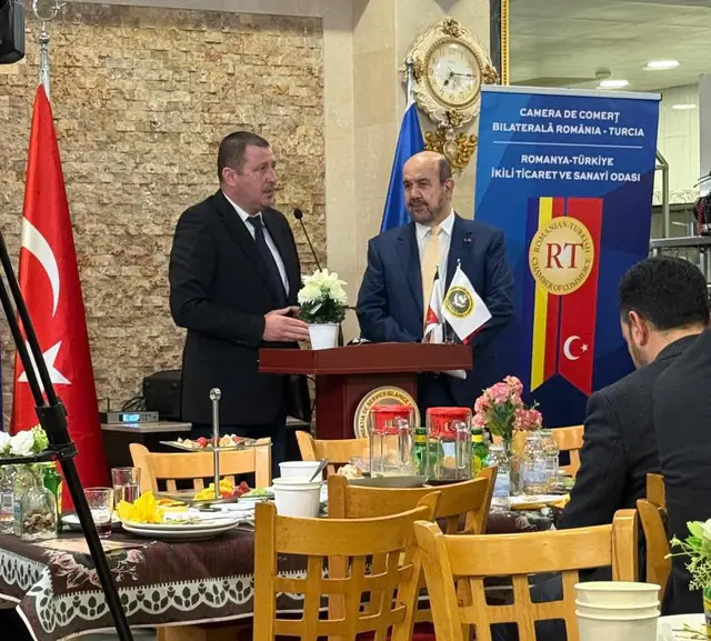Dragoș Bogdan adresându-se participanților la întâlnirea comunității turce
