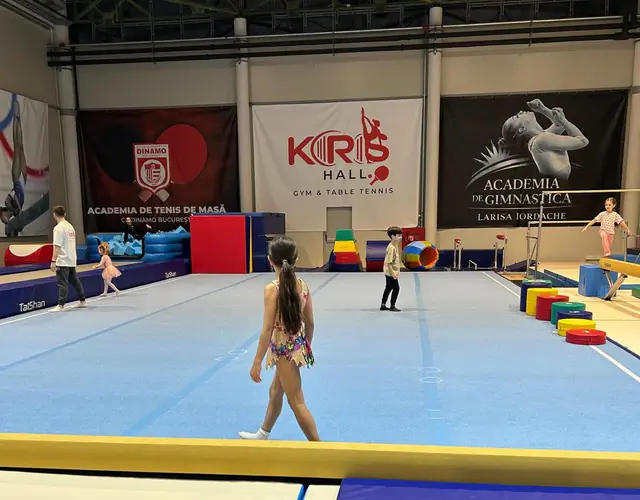 Copii care se antrenează în sala de gimnastică a Kiris Hall
