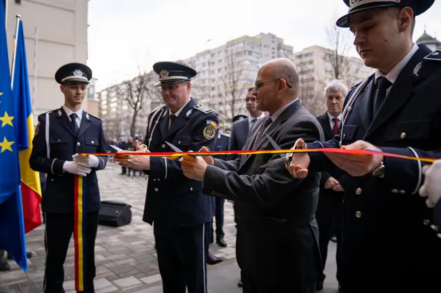 Tăierea panglicii tricolore la inaugurarea noului sediu al Secției 9 de Poliție