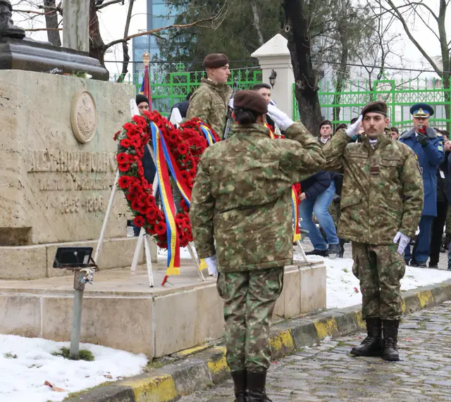 Gardă militară lângă coroanele de flori depuse la statuia lui Cuza