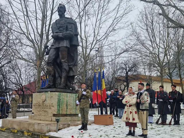 Statuia lui Alexandru Ioan Cuza, cu gardă de onoare și participanți în port popular
