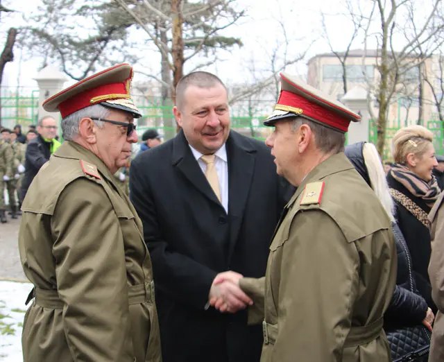 Dragoș Bogdan în dialog cu participanți la ceremonia de 24 ianuarie