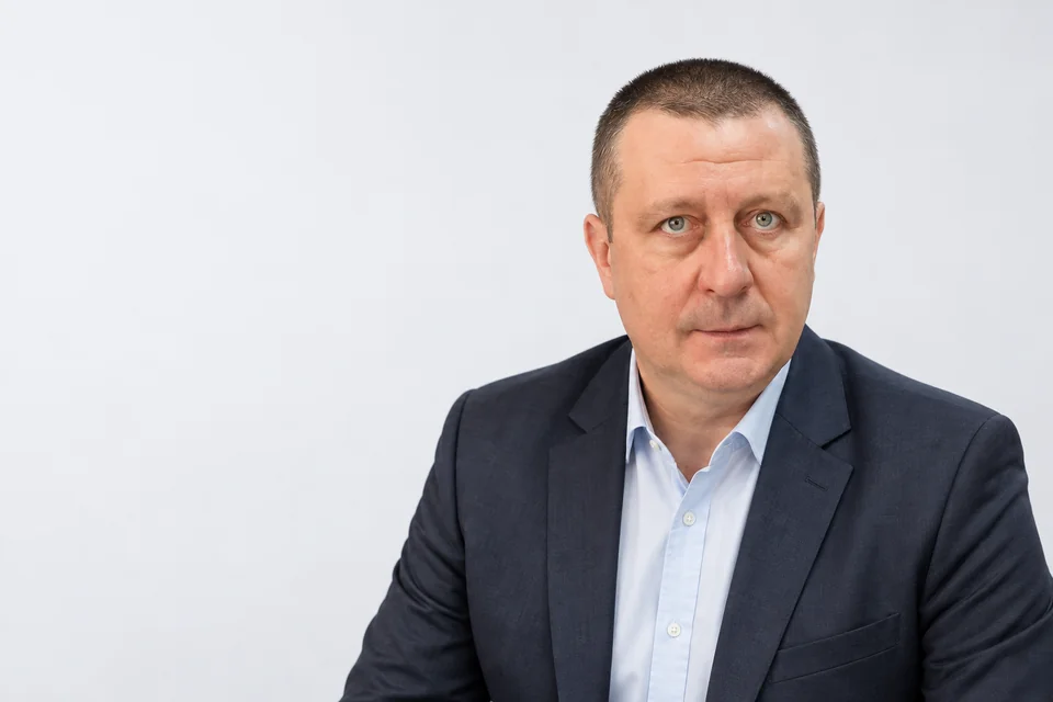 Dragoș George Bogdan — portret editorial prelucrat cu AI după fotografia sa reală